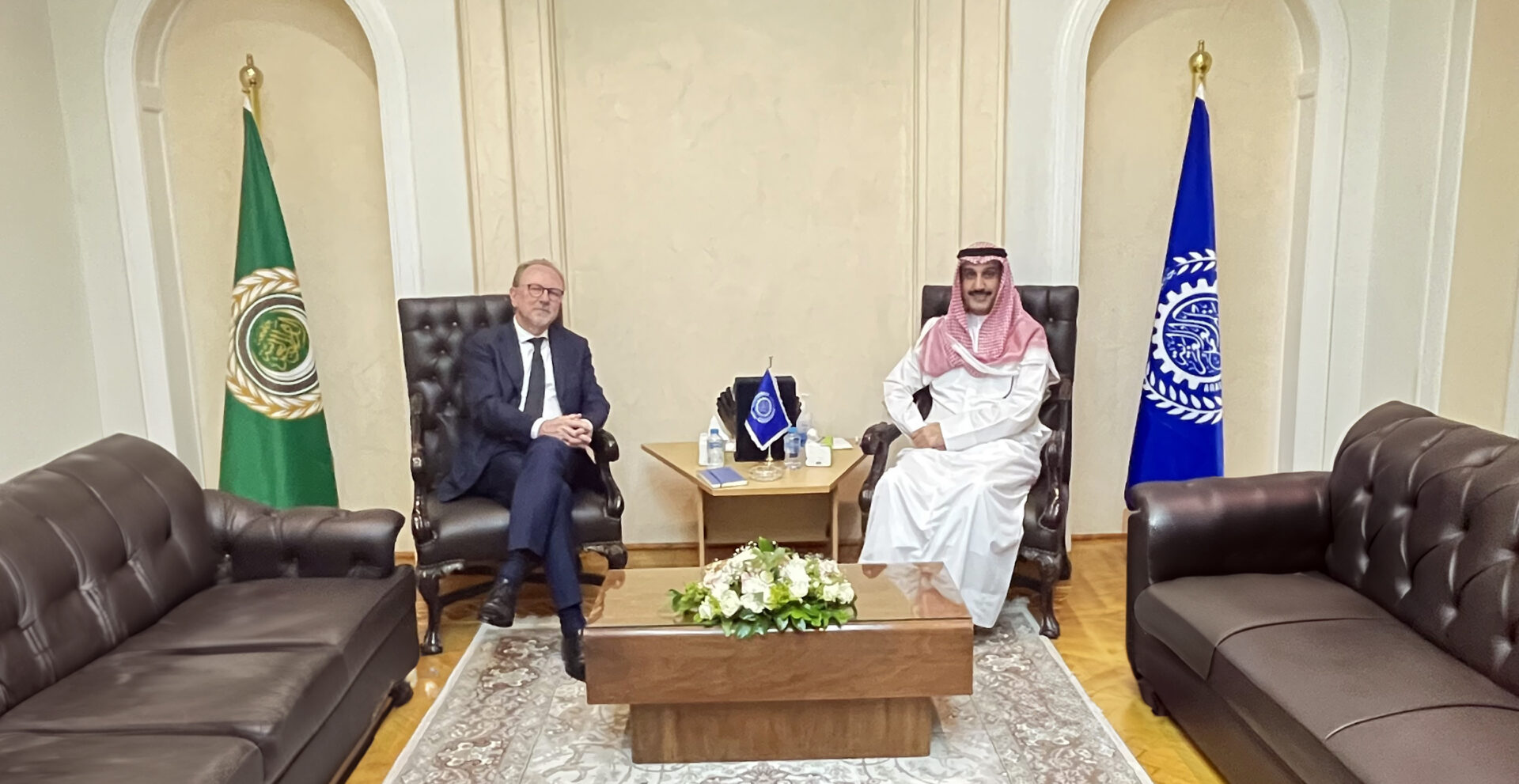 "المطيري" يلتقي "هجمان" رئيس بعثة تقصي الحقائق للأراضي العربية المحتلة