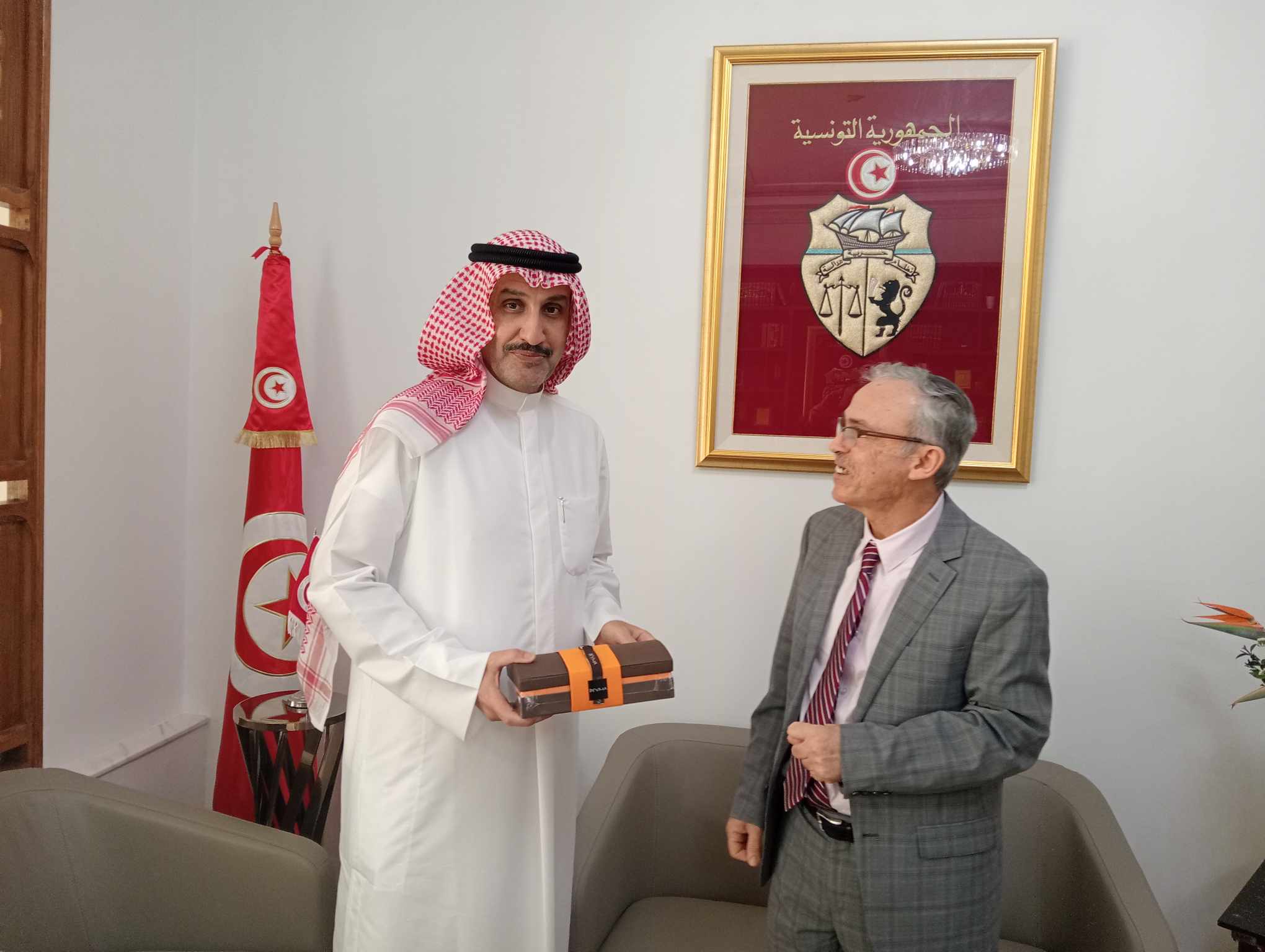 "المطيري" يبحث مع "الأحمر" سبل تعزيز التعاون المشترك وتطوير المركز العربي لإدارة العمل والتشغيل في تونس