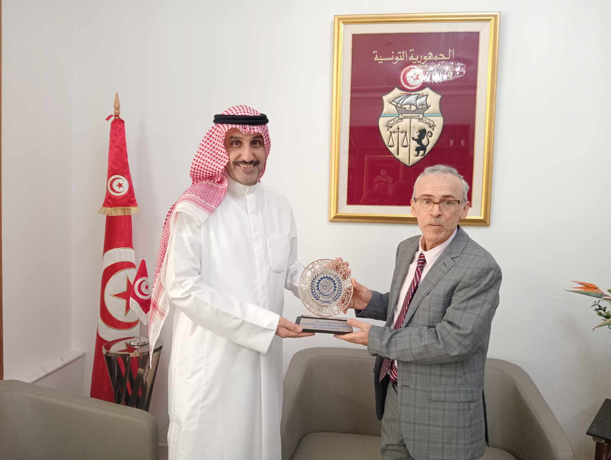 "المطيري" يبحث مع "الأحمر" سبل تعزيز التعاون المشترك وتطوير المركز العربي لإدارة العمل والتشغيل في تونس