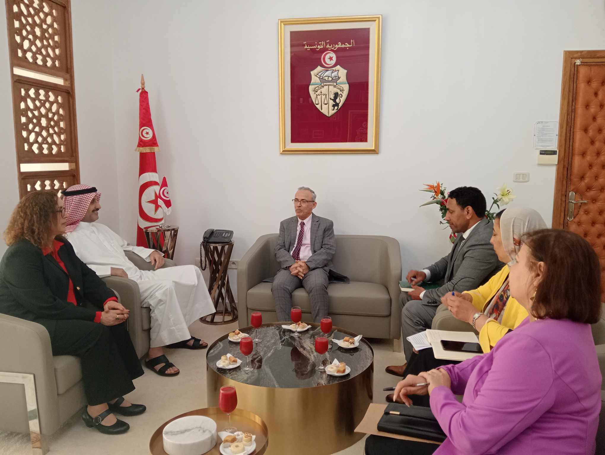 "المطيري" يبحث مع "الأحمر" سبل تعزيز التعاون المشترك وتطوير المركز العربي لإدارة العمل والتشغيل في تونس